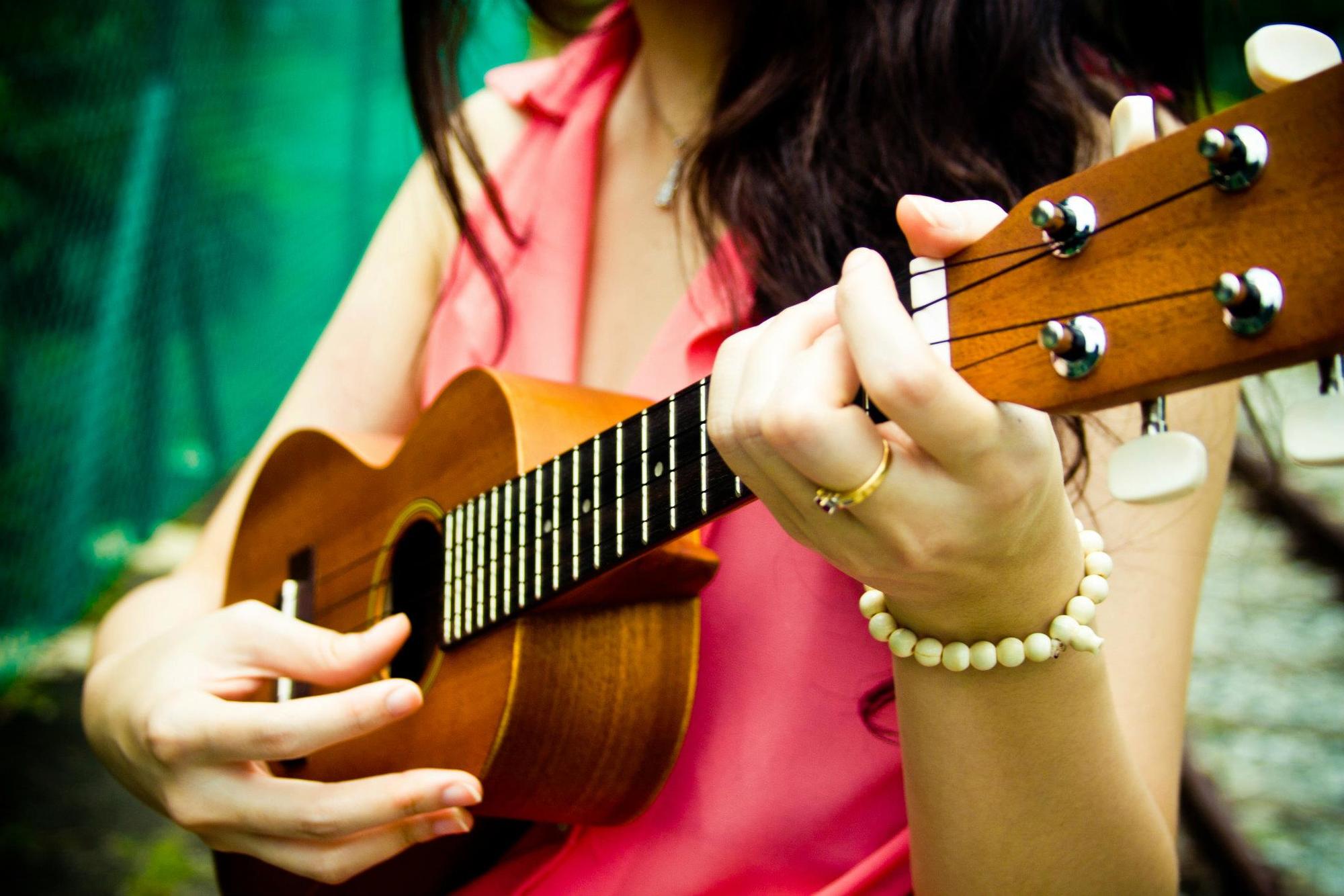 Гитара слушать музыку лучшее. Ukulele. Девушка с укулеле. Девушка с гавайской гитарой. Игра на укулеле.